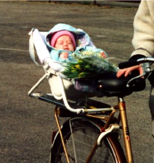 Uitpakken Stadscentrum chef Babybike, het veiligste fietsstoeltje ter wereld voor peuters en baby's en  tegelijk een superieur autozitje!